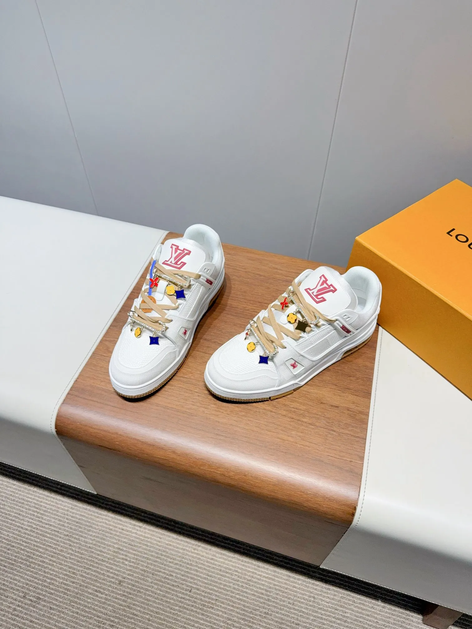 👟👟Ex-factory price 780👟👟Louis Vuitto- Louis Vuitton Couple's Casual Sports Shoes Skateboard Shoes Original purchase, development and production This LV Traine- sports shoe is made of cow leather to create a complex upper, which requires several hours of ingenious sewing to complete. The classic configuration is from the hands of Virgil Ablo-, showing the inspiration of retro basketball shoes. Exquisite packaging at the delivery counter. Fabric: Original customized first-layer cowhide. Inner foot pad: Breathable mesh. Heel height: 3cm. Outsole: Original molded two-color TPU combination outsole. Size: 35-45 (40 for women and 45 for men. Custom-made, non-refundable) (Note: Bulk items do not come with buckles. Please inform us if you need buckles when ordering) Buckle +20